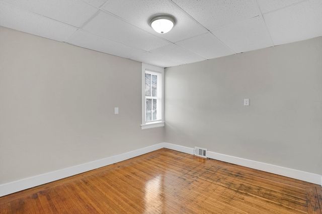 52 Thompson St, Springfield, MA 01109