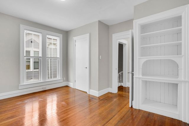 52 Thompson St, Springfield, MA 01109
