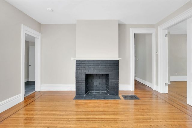 52 Thompson St, Springfield, MA 01109