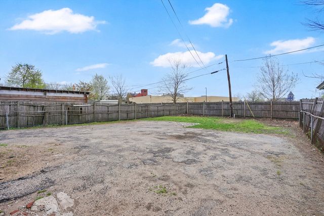 52 Thompson St, Springfield, MA 01109