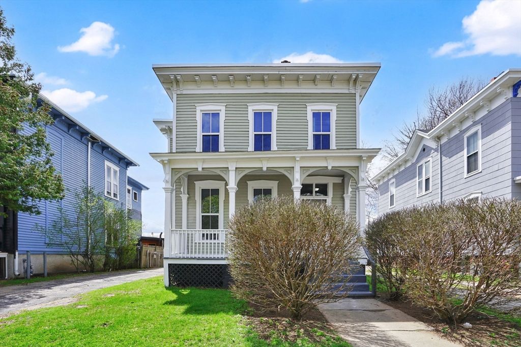 52 Thompson St, Springfield, MA 01109