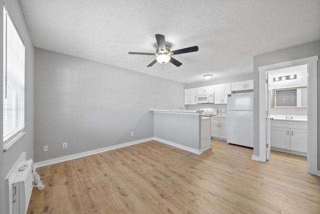 765 Robb Ave Apt 7, Clarksville, TN 37040