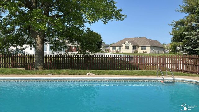 849 Regents Park, Monroe Twp, MI 48161