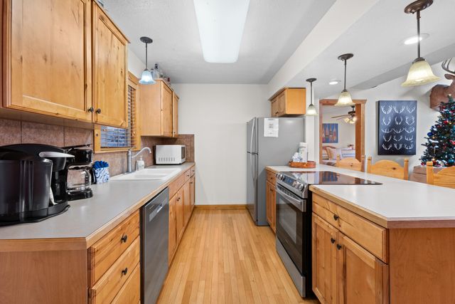 27 Bells Avenue, Branson West, MO 65737