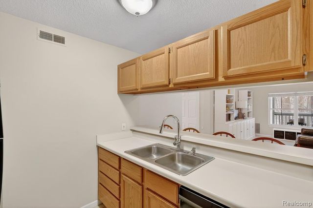 613 Curzon Court 203, Howell, MI 48843