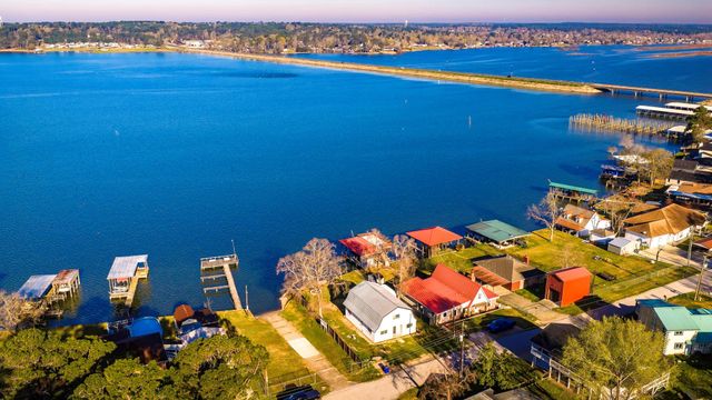 416 Kickapoo Dr, Livingston, TX 77351