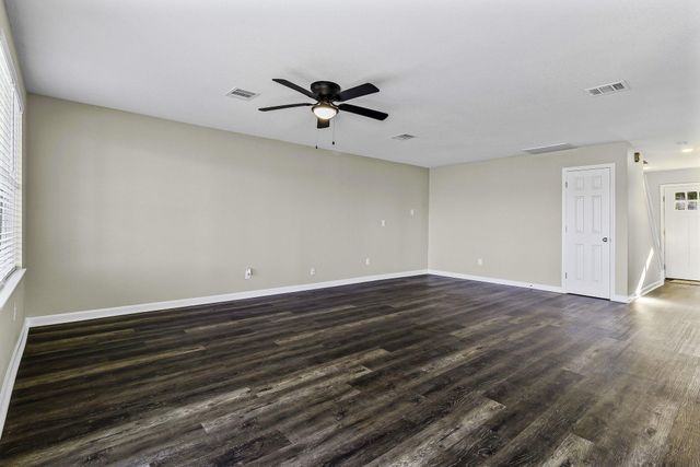 416 Kickapoo Dr, Livingston, TX 77351