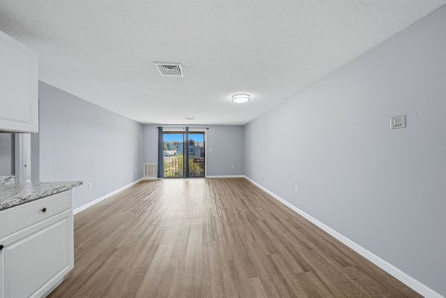 5 Roedean Dr Apt 302, Nashua, NH 03063