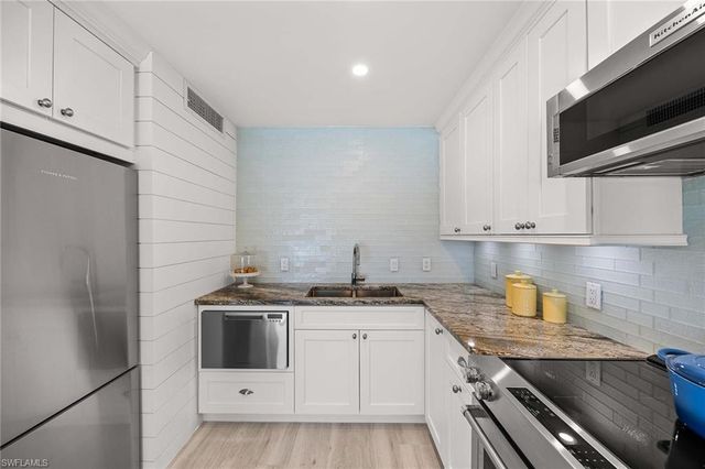 350 Harbour DR # 350, Naples, FL 34103