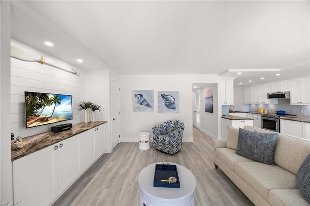 350 Harbour DR # 350, Naples, FL 34103