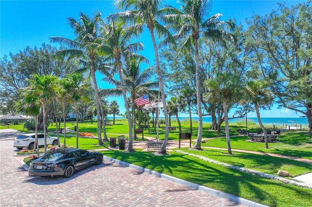 350 Harbour DR # 350, Naples, FL 34103