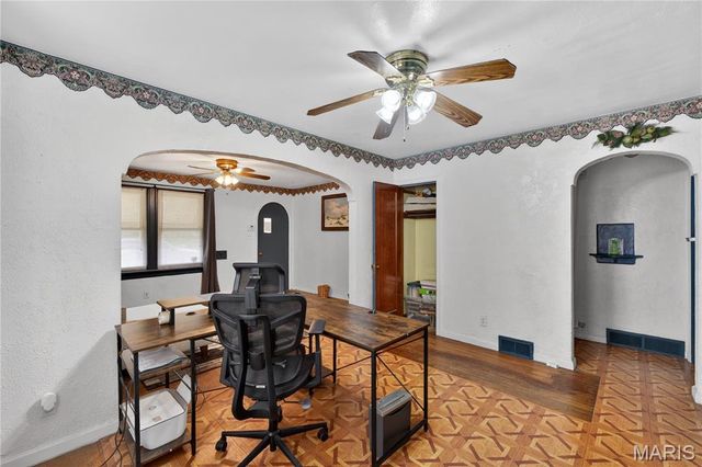 6331 Saloma Avenue, St Louis, MO 63136