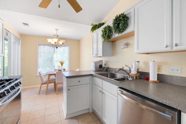 1721 Chesapeake Lane 4, Schaumburg, IL 60193