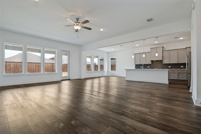 915 Crossvine Drive, Mansfield, TX 76063