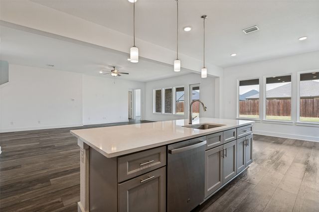 915 Crossvine Drive, Mansfield, TX 76063