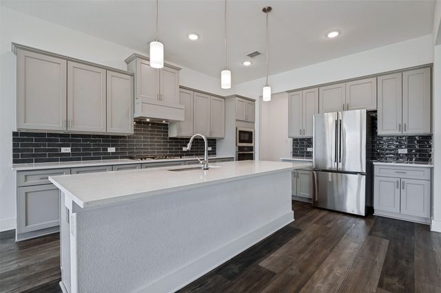 915 Crossvine Drive, Mansfield, TX 76063