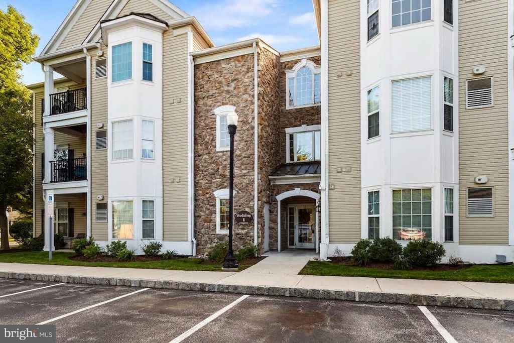 124 CREEKSIDE DR #8, BROOKHAVEN, PA 19015 — exterior
