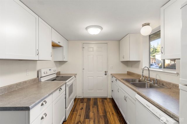 7606 Sandy Way NE, Poulsbo, WA 98370