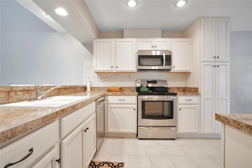 Image 11 of property listing at 8110 SANDPOINT BOULEVARD, Orlando, FL 32819