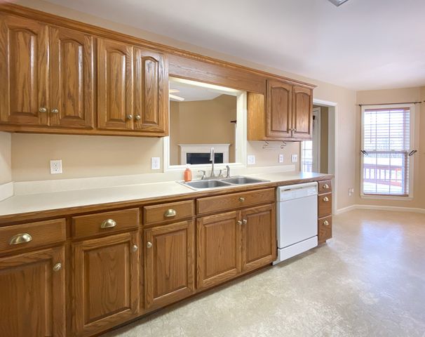 215 Falcon Dr, Manchester, TN 37355