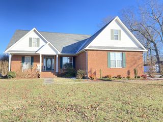 215 Falcon Dr, Manchester, TN 37355