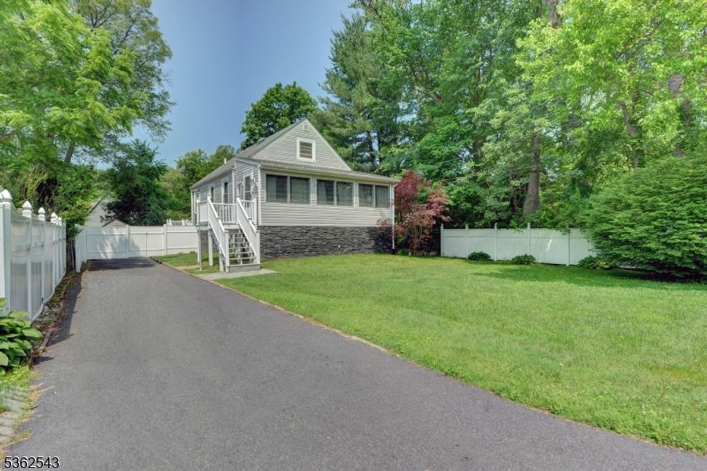 21 Bartholdi Ave, Wanaque Boro, NJ 07420