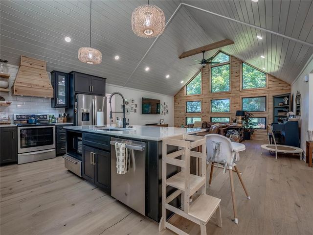 2221 W College Avenue, Guthrie, OK 73044