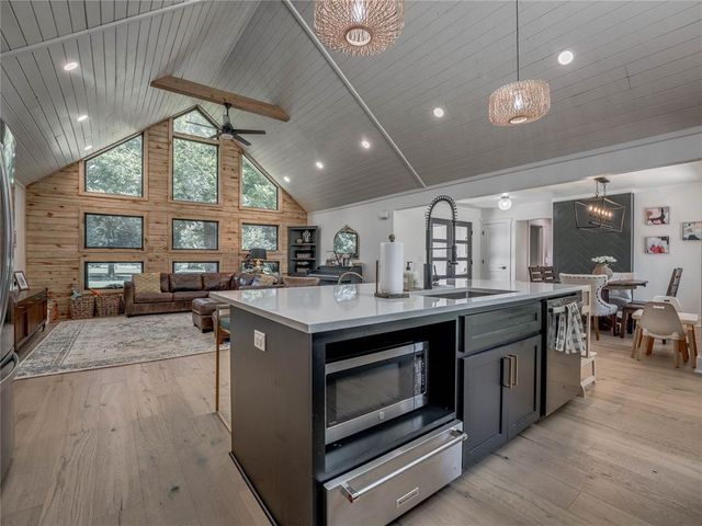 2221 W College Avenue, Guthrie, OK 73044