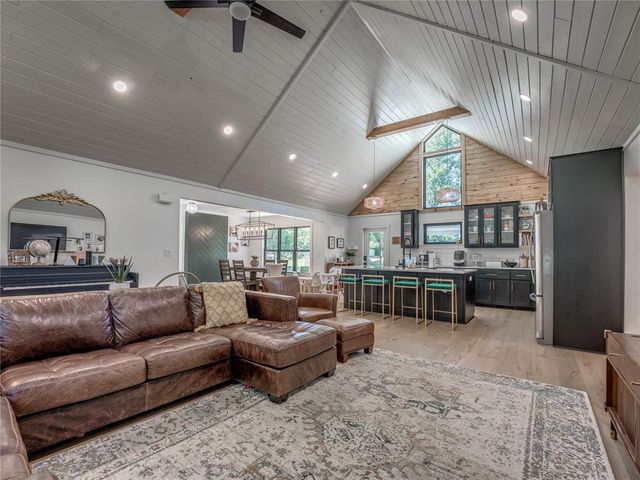 2221 W College Avenue, Guthrie, OK 73044