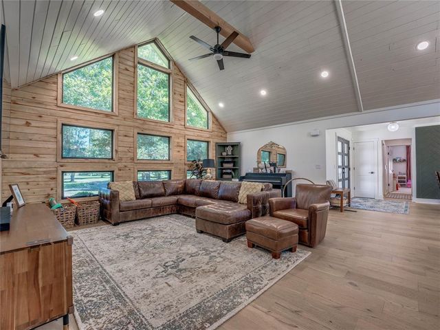 2221 W College Avenue, Guthrie, OK 73044
