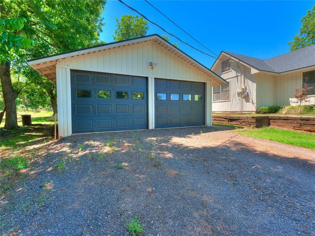 2221 W College Avenue, Guthrie, OK 73044