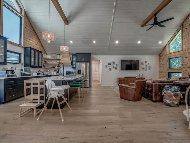 2221 W College Avenue, Guthrie, OK 73044