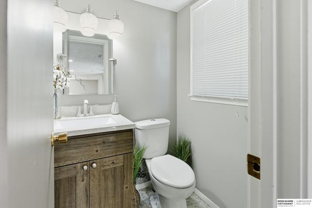 921 N 121 Street, Omaha, NE 68154