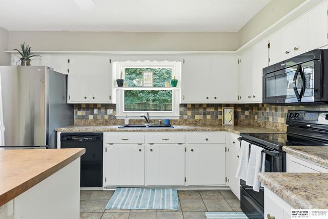 921 N 121 Street, Omaha, NE 68154