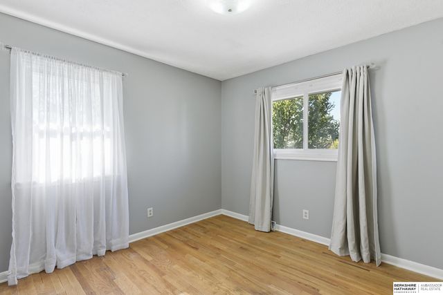 921 N 121 Street, Omaha, NE 68154