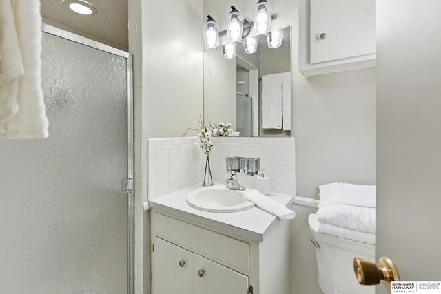 921 N 121 Street, Omaha, NE 68154