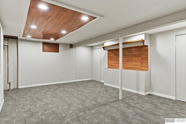 921 N 121 Street, Omaha, NE 68154