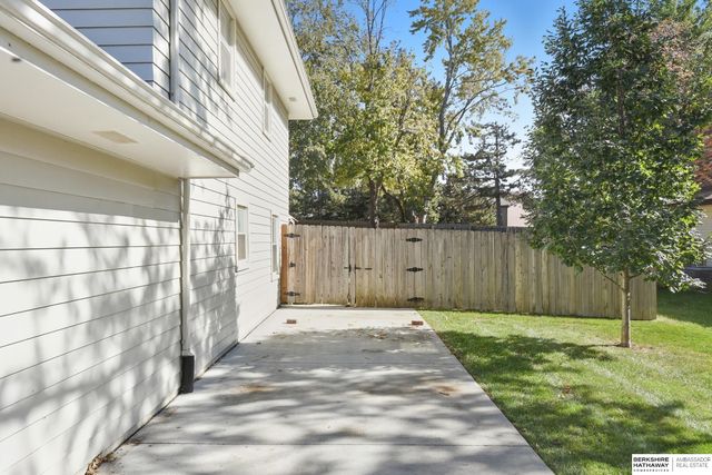 921 N 121 Street, Omaha, NE 68154