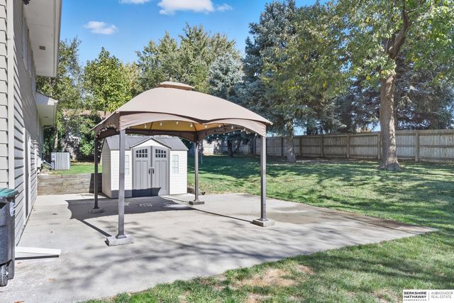 921 N 121 Street, Omaha, NE 68154