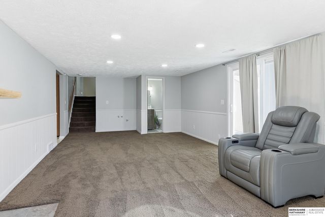 921 N 121 Street, Omaha, NE 68154