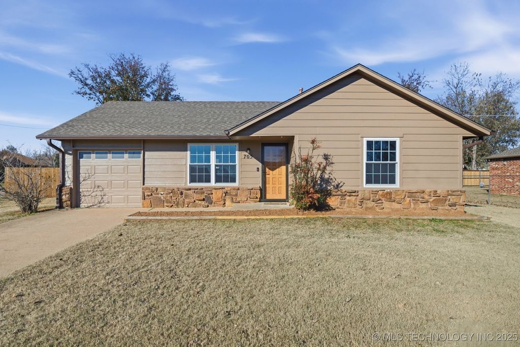 705 W 47th Place, Sand Springs, OK 74063