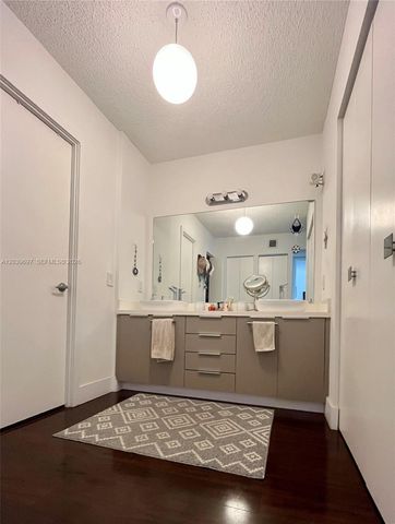 3701 N Country Club Dr 304, Aventura, FL 33180