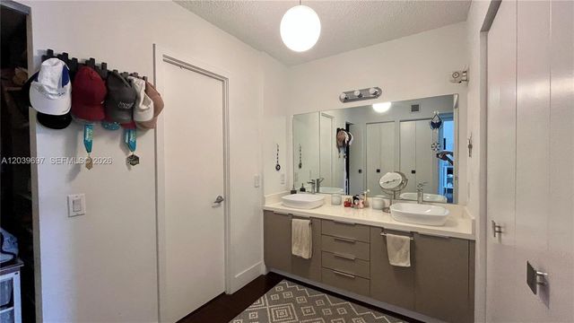 3701 N Country Club Dr 304, Aventura, FL 33180