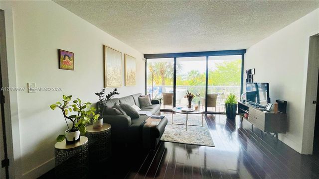 3701 N Country Club Dr 304, Aventura, FL 33180