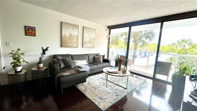 3701 N Country Club Dr 304, Aventura, FL 33180