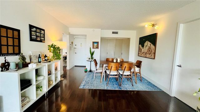 3701 N Country Club Dr 304, Aventura, FL 33180