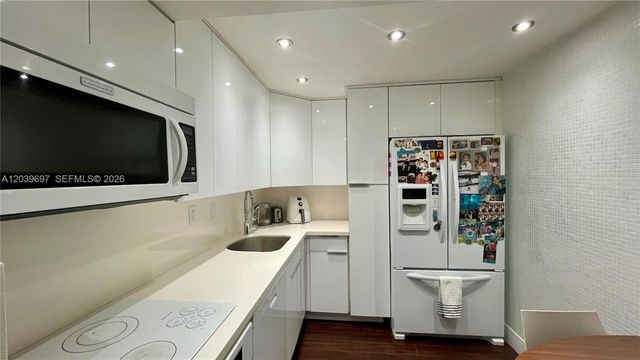 3701 N Country Club Dr 304, Aventura, FL 33180
