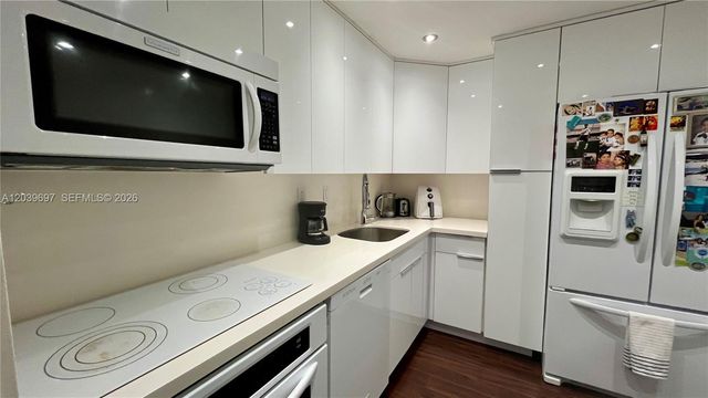 3701 N Country Club Dr 304, Aventura, FL 33180