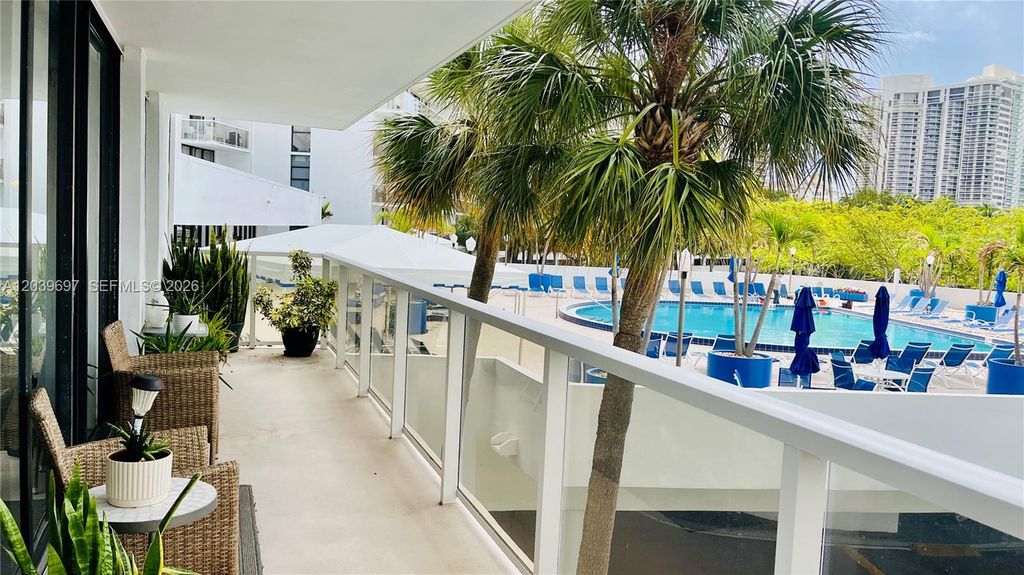 3701 N Country Club Dr 304, Aventura, FL 33180