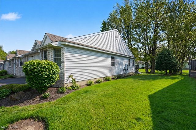 17 Harneds Landing, Cortland, OH 44410